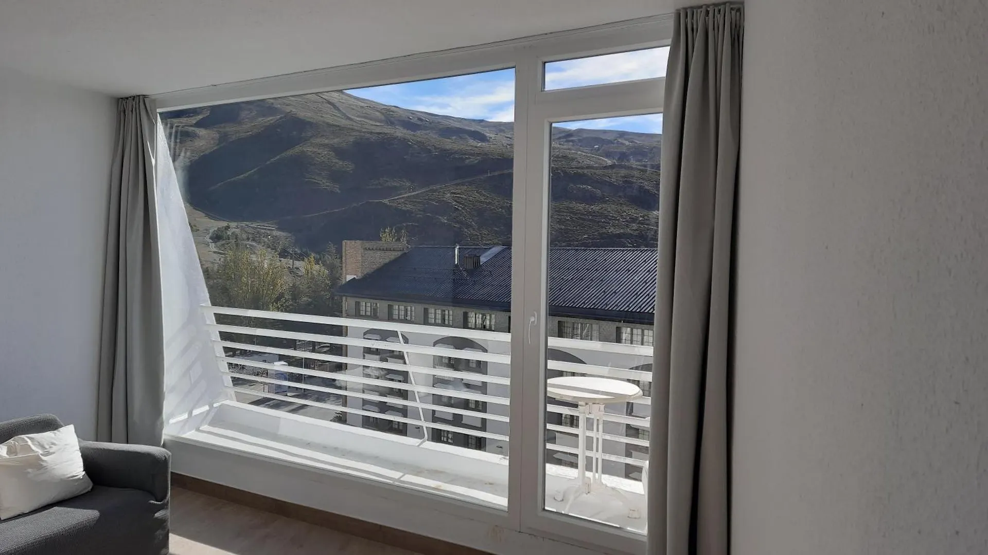 Living Sierra Nevada, Centrico, Vistas, Zona Baja Montblanc Apartment